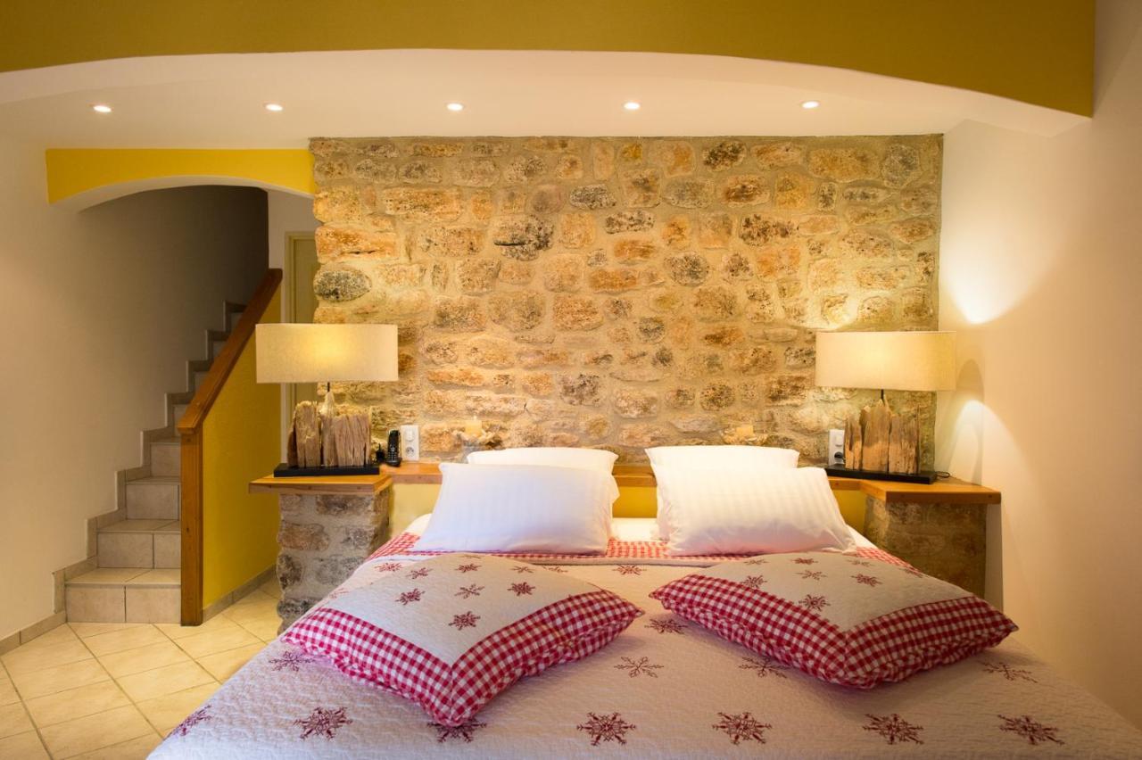 Sur Les Hauteurs Du Luberon-chez Lisett Caseneuve